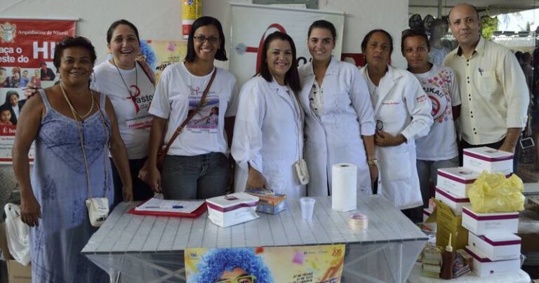 Saúde na rodoviária - Enfermeiras enfermagem em teste rápido para HIV, sífilis e hepatite.