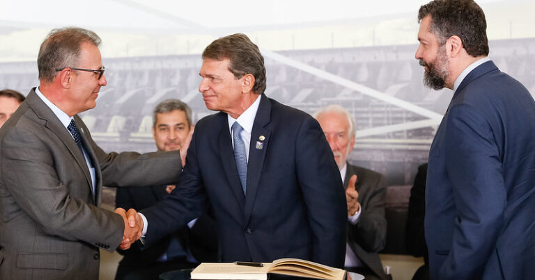 O General Joaquim Silva e Luna, cumprimenta o Ministro de Minas e Energia, Bento Albuquerque, na Cerimônia de Posse do Diretor-Geral Brasileiro da Itaipu Binacional.