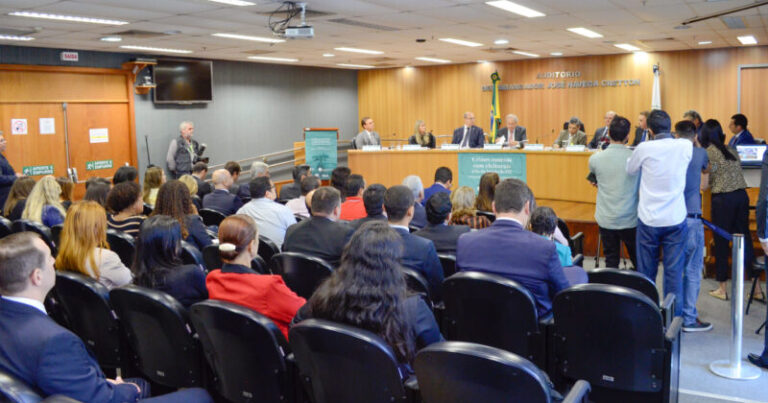 Ricardo Lewandowski palestra sobre crimes conexos com eleitorais no RJ. Ministro Ricardo Lewandowski do STF participa do evento "Crimes conexos com eleitorais", no Tribunal de Justiça do Estado do Rio de Janeiro na manhã desta sexta-feira (09/08). Participam do evento o Governador Wilson Witzel, o Ministro do TSE Tarcisio Vieira de Carvalho Neto, o presidente do TRE/RJ Des. Carlos Santos de Oliveira, entre outros.