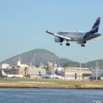 Avião da LATAM pousando no Aeroporto do Rio