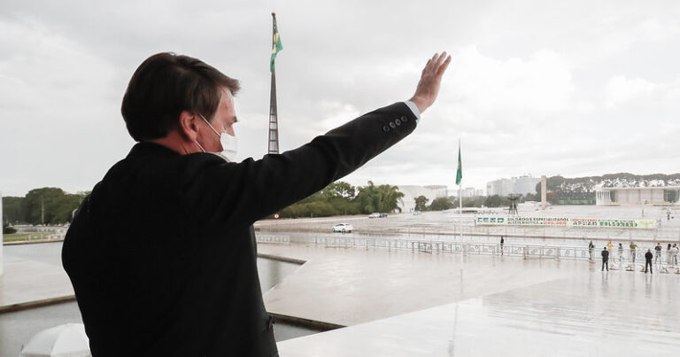 Presidente da República, Jair Bolsonaro na rampa do Palácio do Planalto. Foto de Alan Santos-PR 49895101798_22b8666774_c