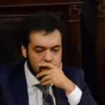 Claudio Castro cobrindo a boca na ALERJ 2_edited