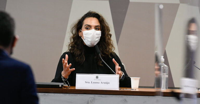 Em pronunciamento, à mesa, médica infectologista Luana Araújo - Foto de Jefferson Rudy - Agência Senado_edited