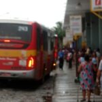 Ônibus e passageiros na rodoviária de Araruama