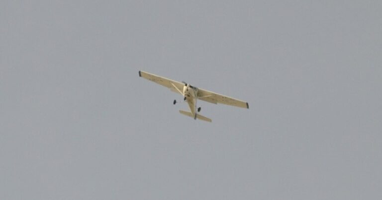 avião voando