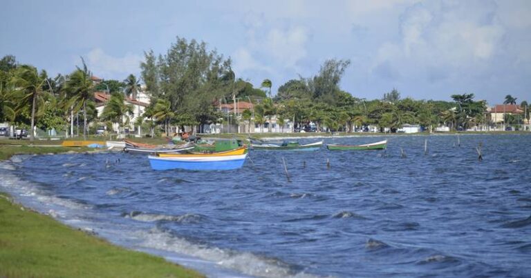 Lagoa de Araruama com barcos - Foto de Richard Souza
