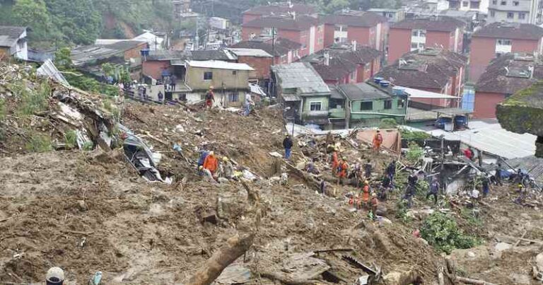 O Governador Cláudio Castro acompanha os trabalhos de resgate das vítimas da enchente e deslizamentos na cidade de Petrópolis, em 16/02/2022, durante calamidade pública por desastre natural.