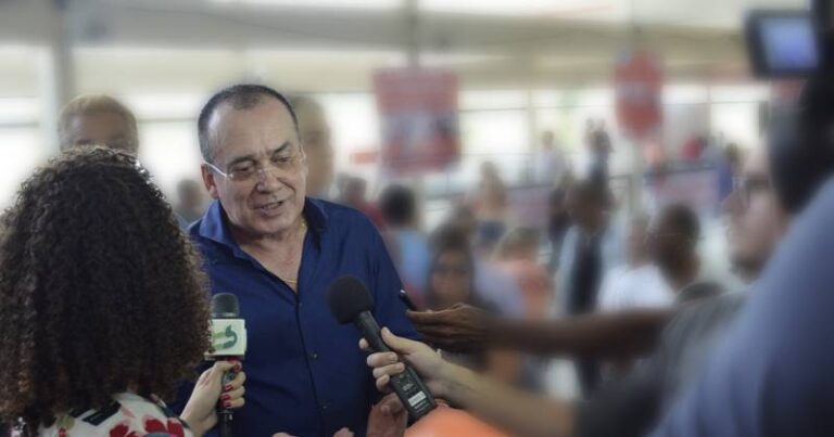 Chiquinho da Educação dando entrevista