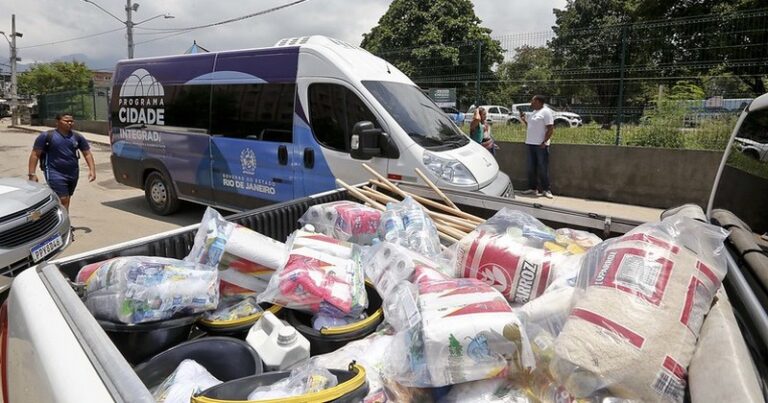 Distribuição de cestas básicas para famílias do Jacarezinho, vitimas das chuvas - Foto de Luis Alvarenga