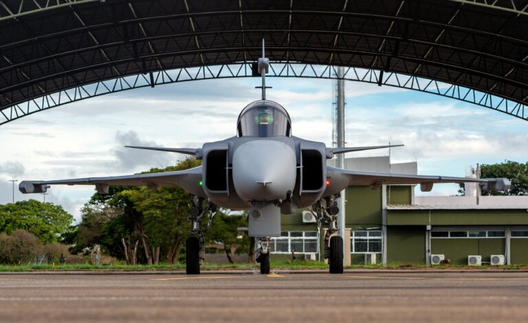 Réplica do caça Gripen estará no estande da Saab