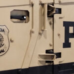Close na lateral de blindado da PF Polícia Federal