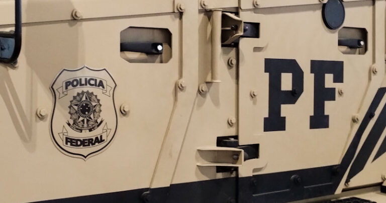 Close na lateral de blindado da PF Polícia Federal