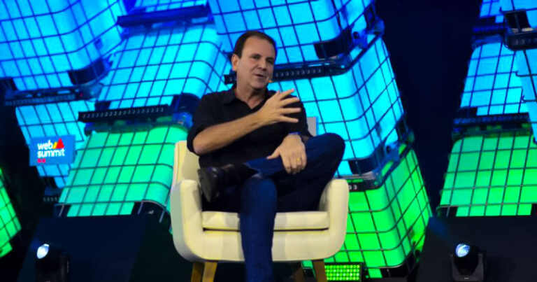 Eduardo Paes no palco central da Web Summit Rio 2023_edited