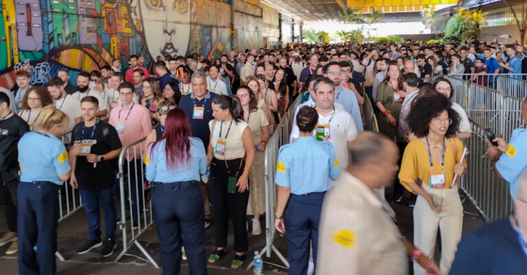 Web Summit Rio 2023 fila na entrada do evento