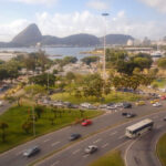 Aterro do Flamengo com Pão de Açúcar ao fundo, no Rio de Janeiro