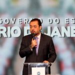 Cláudio Castro diante de logo e ambulâncias em desfoque - Foto de Carlos Magno - Governo do RJ