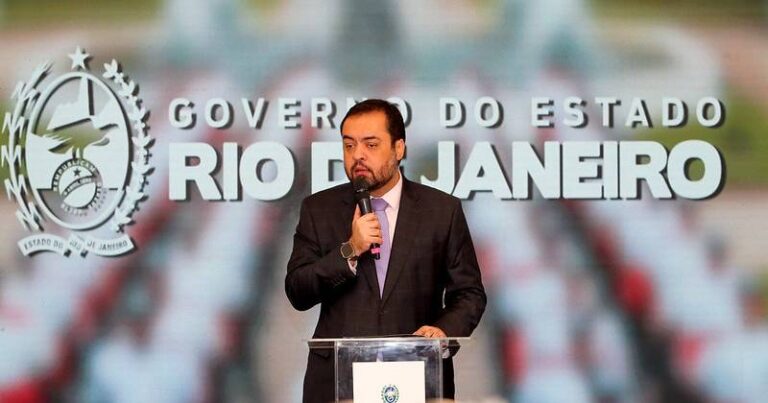 Cláudio Castro diante de logo e ambulâncias em desfoque - Foto de Carlos Magno - Governo do RJ
