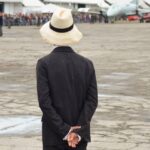 Pessoa representando Santos Dumont