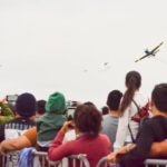 público emocionado com demonstrações aéreas