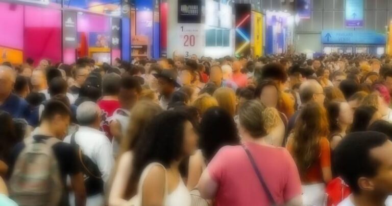 Bienal do Livro Rio no sábado 2, com corredor lotado blur