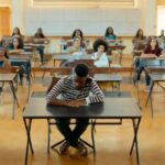 estudantes fazendo prova alunos universitários