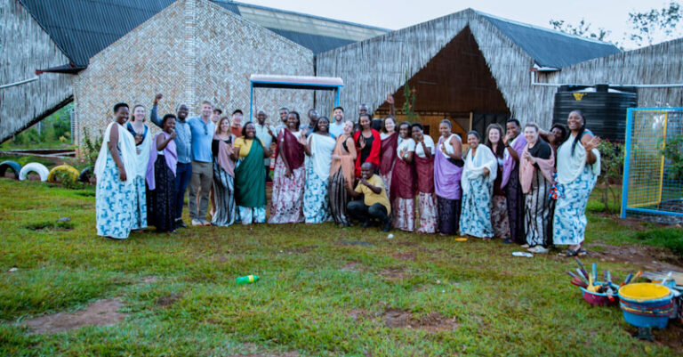 Fundação Vidmob Gives e a ONG Komera Leadership Centre, no vilarejo de Rwinkwavu