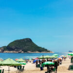 praia do recreio com banhistas