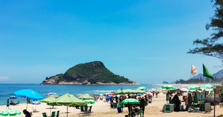 praia do recreio com banhistas