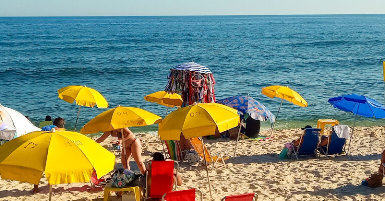praia do recreio com banhistas, em dia de Sol
