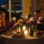 amigos degustando vinho brinde sofisticação jantar
