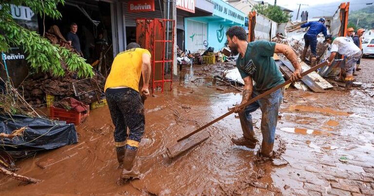 limpeza retirada de lama enchente Rio Grande do Sul