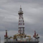 Plataforma de Petróleo com céu nublado