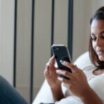 mulher usando o celular