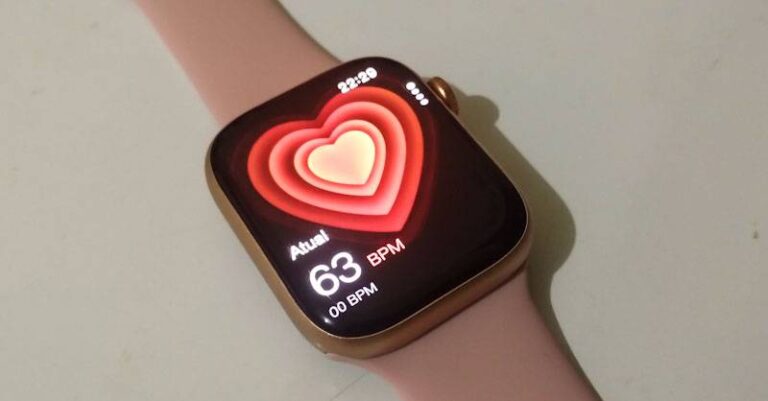 smartwatch verificando batimentos cardíacos