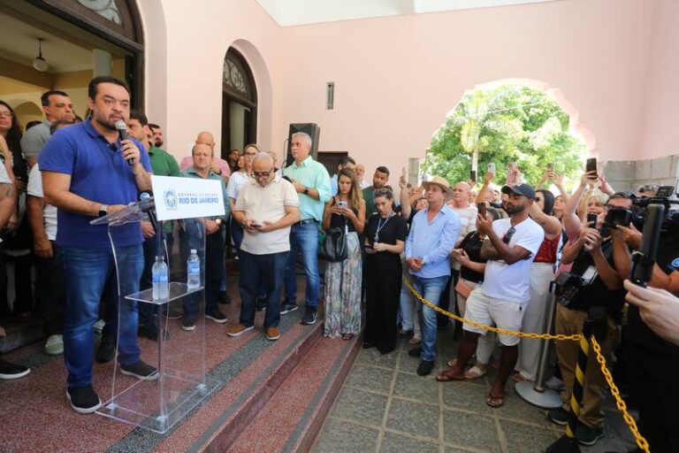 Cláudio Castro anuncia verba para lixão Fisher - Foto Philippe Lima