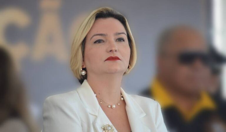 Livia apenas na inauguração do estádio
