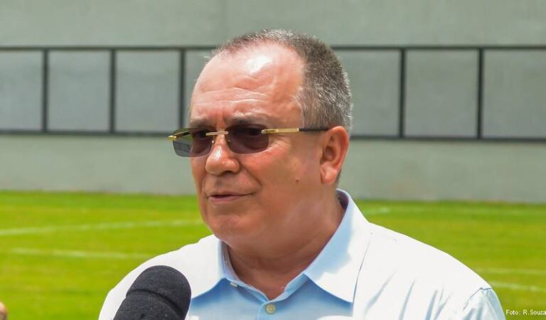 Chiquinho da Educação dando entrevista