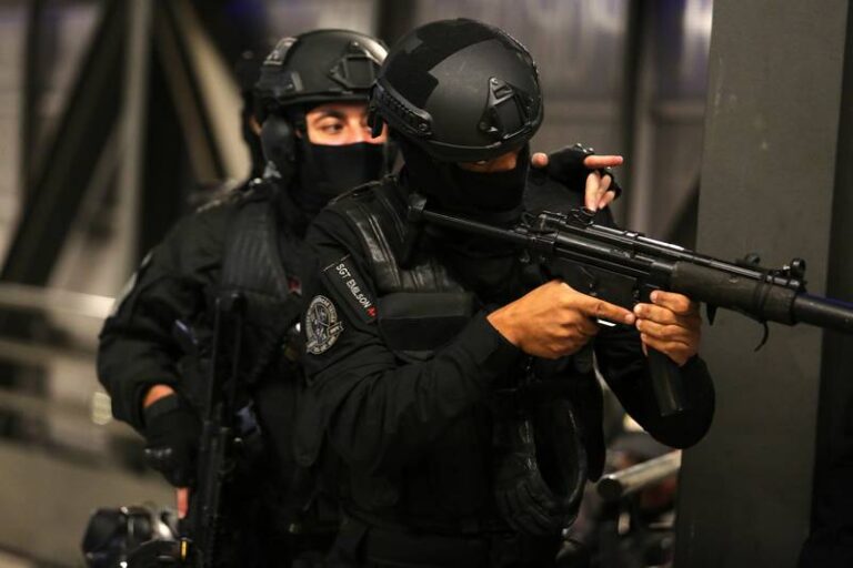Policiais realizam treinamento de ação com reféns no Terminal Gentileza - Foto Philippe Lima