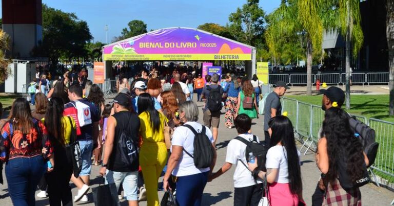 Bienal do Livro Rio 2025 público entrando