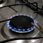 Boca de fogão acesa com fogo chama