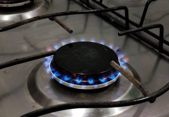 Boca de fogão acesa com fogo chama