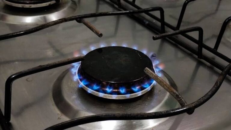 Boca de fogão acesa com fogo chama