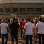 pessoas chegando em estádio genérico
