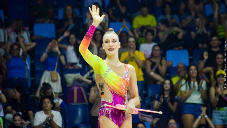 Darja Varfolomeev acenando - Foto de Richard Souza - Gazeta Expressa