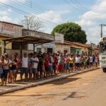 mobilidade urbana deficiente, ônibus velho e poluente com fila de passageiros
