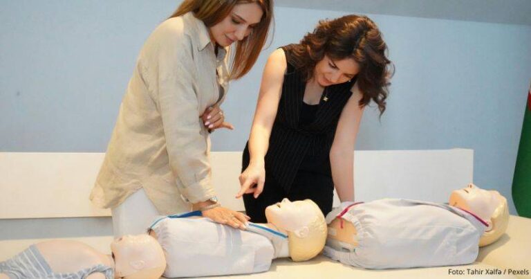 Treinamento de RCP com feedback Foto de Tahir - Pexels