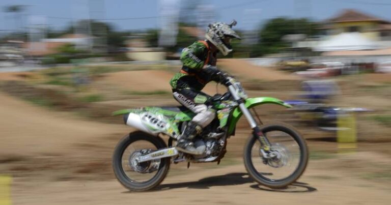 Moto em velocidade motocross