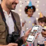 fotógrafo cobrando com a maquina SumUp Smart