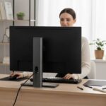 mulher usando o pc computador