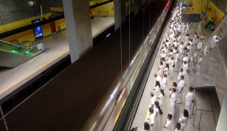 MetrôRio estação Jardim Oceânico om passageiros esperando réveillon - foto de Richard com edição por IA